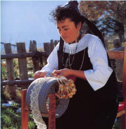 à Cogne, une femme travaille la dentelle